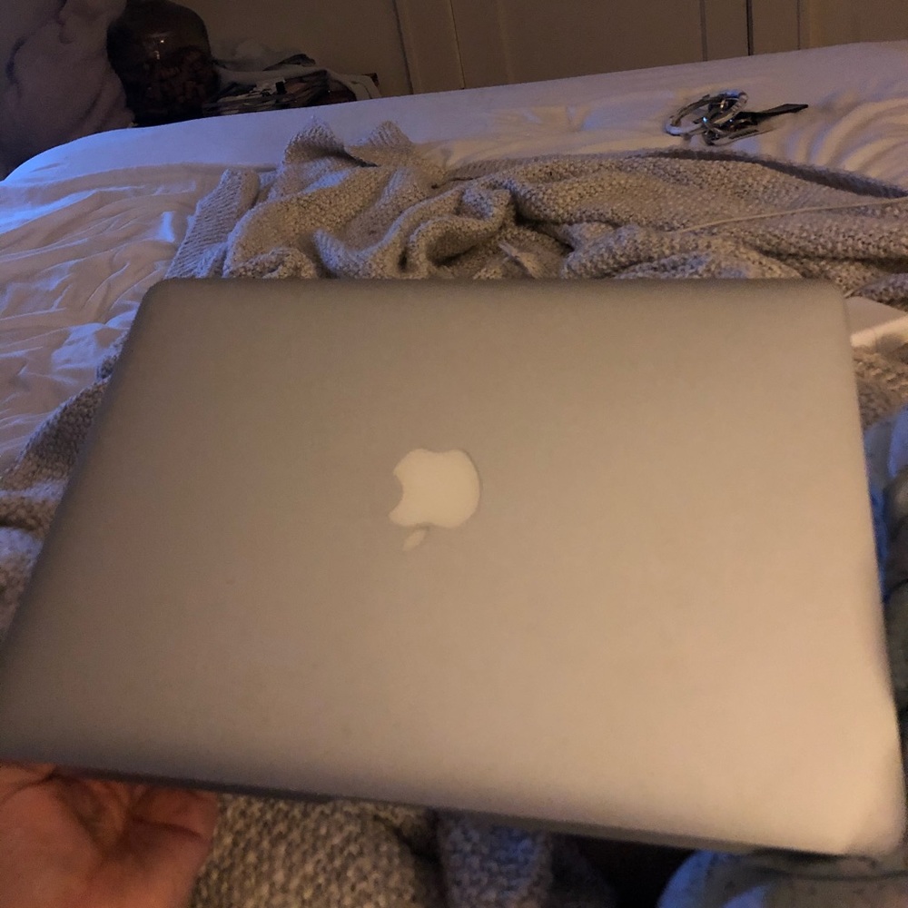 MacBook Air computer barely used fully function - Picture 2 of 3
